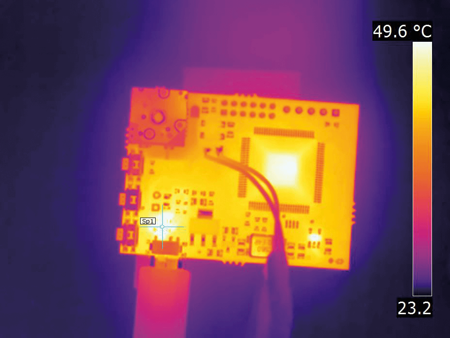 PCBA成像與FLIR T540相機(jī)沒(méi)有微距模式啟用。相機(jī)在沒(méi)有微距模式的情況下，在74°C下對(duì)目標(biāo)熱點(diǎn)進(jìn)行測(cè)量。